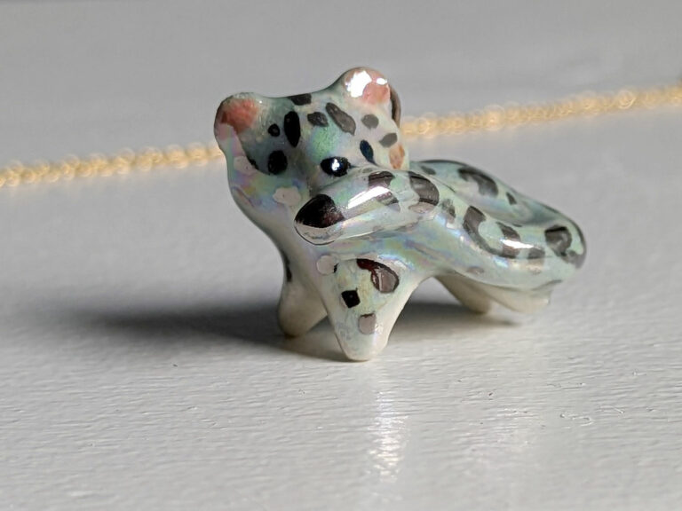 _kness's tweet image. Hi #PortfolioDay ! It's been a while :)
I'm Kness and I'm a ceramic artist / illustrator making cute animal themed pottery, jewelry and figurines.
I'm available for commissions and just restocked my little online boutique 🩵