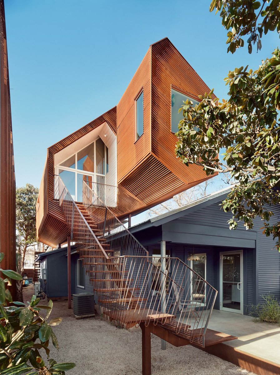 Archello's tweet image. The Perch, designed by Nicole Blair, offers a flexible studio space atop a bungalow, preserving the backyard. 
buff.ly/4cOMyaZ 

#SustainableDesign #EfficientArchitecture #ModernLiving