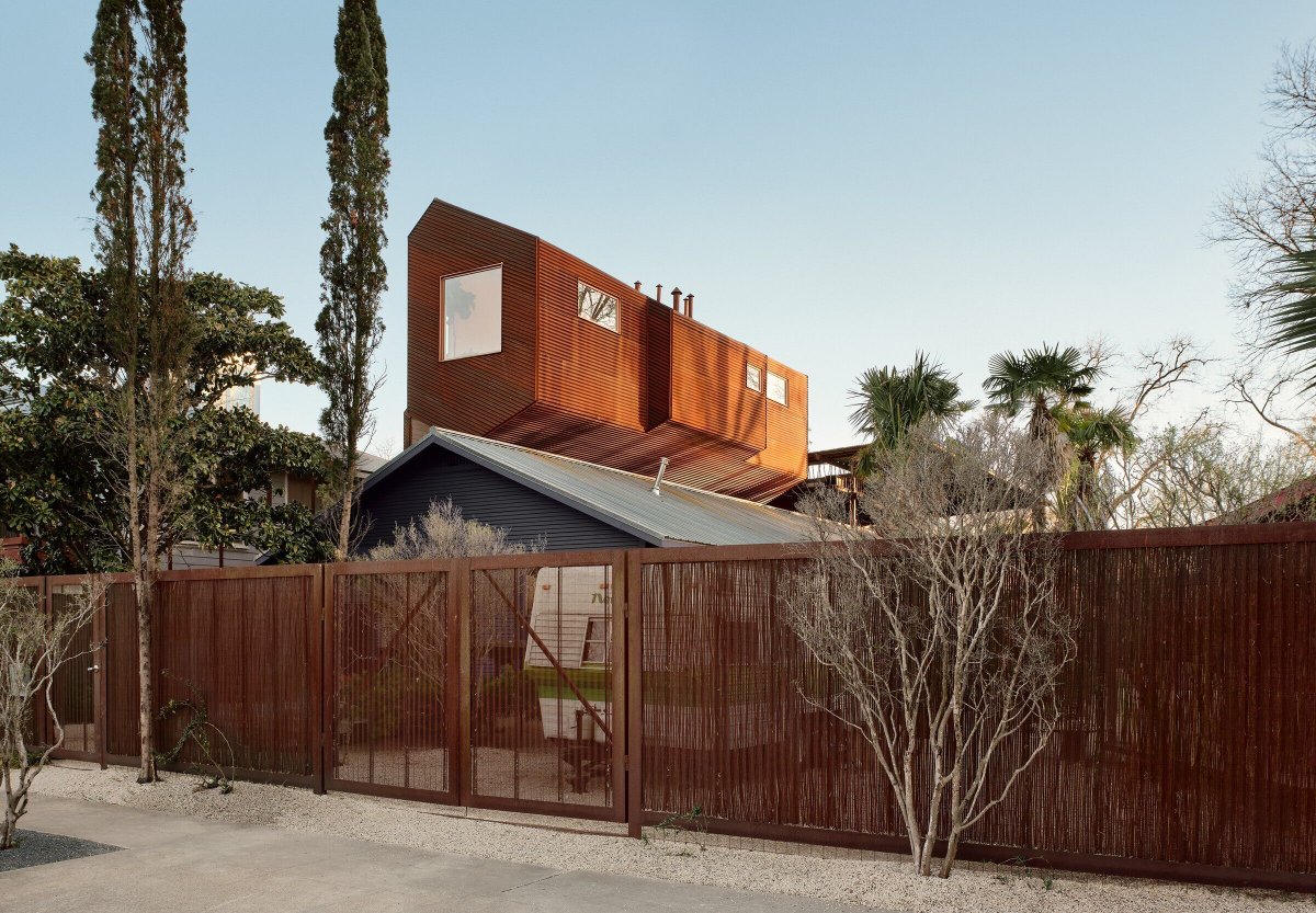 Archello's tweet image. The Perch, designed by Nicole Blair, offers a flexible studio space atop a bungalow, preserving the backyard. 
buff.ly/4cOMyaZ 

#SustainableDesign #EfficientArchitecture #ModernLiving