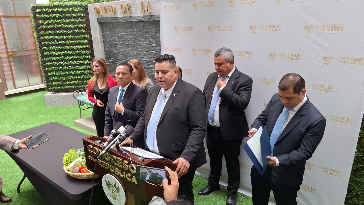 Diputados de <a href="/BancadaViva/">Bancada VIVA</a> presentan iniciativa de Ley para garantizar el acceso a la canasta básica familiar.

Objetivo es asegurar que familias en extrema pobreza puedan obtener productos de primera necesidad a través de programa cuyo presupuesto anual sería de Q2 millardos.