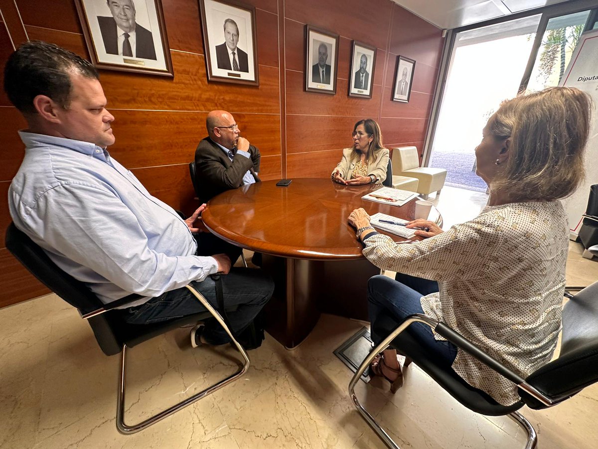 DCIslasCanarias's tweet photo. #Noticias 

La @ONCE_oficial pide “una coordinación continua” a la Diputación de Común.

#LolaPadron y el Presidente del Consejo Territorial de Canarias, Miguel Ángel Déniz  acodaron trabajar para dar mayor visibilidad al colectivo.

➡️https://t.co/nn783EenZK https://t.co/spwaA6qGJo