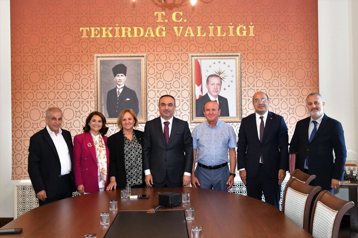 MugeYildizTopak's tweet photo. ERGENEMİZE BİR MÜJDE DAHA!
ULAŞA AİLE SAĞLIĞI MERKEZİ YAPIYORUZ.

Ulaş mahallemizde Ergene Belediyemiz ve Hayırsever Atlı ailesinin ortaklaşa yapacağı Aile Sağlığı Merkezinin yapımına ilişkin protokol Tekirdağ Valimiz Sayın Recep Soytürk’ün de katıldığı törenle imzalandı. 

Tekirdağ Valimiz Recep Soytürk, Ergene Kaymakamımız Kadir Duman, Tekirdağ İl Sağlık Müdürümüz Dr. Ali Cengiz Kalkan ve hayırsever Aynur – Fevzi Atlı çiftinin katılımıyla imzalanan protokole göre, 

Ergene Belediyemizin katkılarıyla Ulaş Mahallemize yeni bir aile sağlığı merkezi yapılacak. 

Halkımıza şimdiden hayırlı ve uğurlu olsun.

Müge Yıldız Topak
Ergene Belediye Başkanı

#YaparsaMügeBaşkanYapar
#HerşeyErgeneİçin