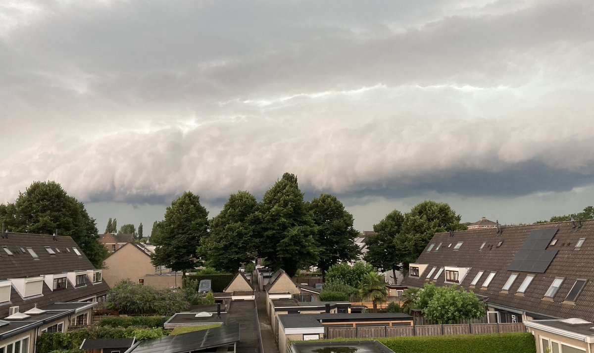 PienvantF's tweet photo. Duurt even maar dan heb je ook wat... Inmiddels (20.10 u) gaat het helemaal los #noodweer #Veenendaal https://t.co/xAXZQRPwHx