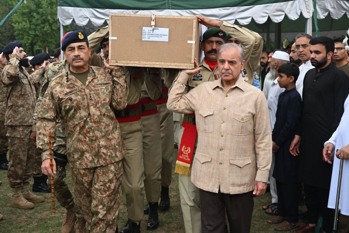 dtnoorkhan's tweet photo. #ISPR

 ضلع شمالی وزیرستان میں مادر وطن کا دفاع کرتے ہوئے جام شہادت نوش کرنے والے کیپٹن محمد اسامہ بن ارشد شہید (عمر: 24 سال، ساکن ڈسٹرکٹ راولپنڈی) کی نماز جنازہ چکلالہ گیریژن راولپنڈی میں ادا کر دی گئی۔

 وزیراعظم پاکستان، وزیر دفاع، وزیر اطلاعات، آرمی چیف اور حاضر سروس اور ریٹائرڈ فوجی افسران، جوانوں اور شہید کے لواحقین کی بڑی تعداد نے نماز جنازہ میں شرکت کی۔
 اس موقع پر وزیراعظم نے ریمارکس دیئے کہ یہ قربانیاں پرامن اور خوشحال پاکستان کے لیے ہر قسم کی دہشتگردی کو شکست دینے کے ہمارے عزم کی تصدیق کرتی ہیں۔
  انہوں نے کہا کہ قوم ان غیر ملکی دہشت گردوں اور ان کے سہولت کاروں کے خلاف پرعزم ہے اور پاکستان کے ان دشمنوں کو پورے نظام کے نقطہ نظر پر مبنی ملٹی ڈومین حکمت عملی کے ذریعے مکمل شکست دی جائے گی، انشاء اللہ۔
 شہید کو ان کے آبائی شہر میں سپرد خاک کیا جائے گا جہاں انہیں پورے فوجی اعزاز کے ساتھ سپرد خاک کیا جائے گا۔

#PakistanArmy 
#COAS 
#DGISI 
#DGISPR