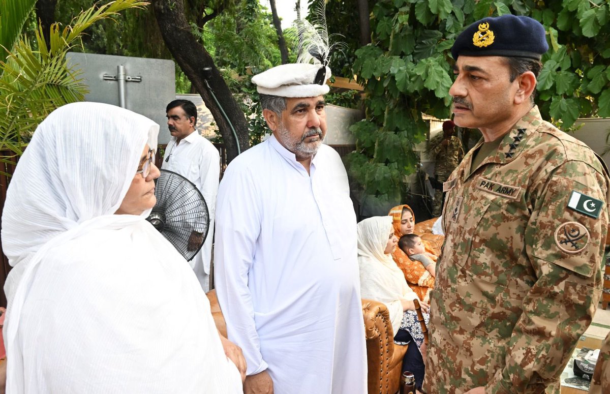 dtnoorkhan's tweet photo. #ISPR

 ضلع شمالی وزیرستان میں مادر وطن کا دفاع کرتے ہوئے جام شہادت نوش کرنے والے کیپٹن محمد اسامہ بن ارشد شہید (عمر: 24 سال، ساکن ڈسٹرکٹ راولپنڈی) کی نماز جنازہ چکلالہ گیریژن راولپنڈی میں ادا کر دی گئی۔

 وزیراعظم پاکستان، وزیر دفاع، وزیر اطلاعات، آرمی چیف اور حاضر سروس اور ریٹائرڈ فوجی افسران، جوانوں اور شہید کے لواحقین کی بڑی تعداد نے نماز جنازہ میں شرکت کی۔
 اس موقع پر وزیراعظم نے ریمارکس دیئے کہ یہ قربانیاں پرامن اور خوشحال پاکستان کے لیے ہر قسم کی دہشتگردی کو شکست دینے کے ہمارے عزم کی تصدیق کرتی ہیں۔
  انہوں نے کہا کہ قوم ان غیر ملکی دہشت گردوں اور ان کے سہولت کاروں کے خلاف پرعزم ہے اور پاکستان کے ان دشمنوں کو پورے نظام کے نقطہ نظر پر مبنی ملٹی ڈومین حکمت عملی کے ذریعے مکمل شکست دی جائے گی، انشاء اللہ۔
 شہید کو ان کے آبائی شہر میں سپرد خاک کیا جائے گا جہاں انہیں پورے فوجی اعزاز کے ساتھ سپرد خاک کیا جائے گا۔

#PakistanArmy 
#COAS 
#DGISI 
#DGISPR