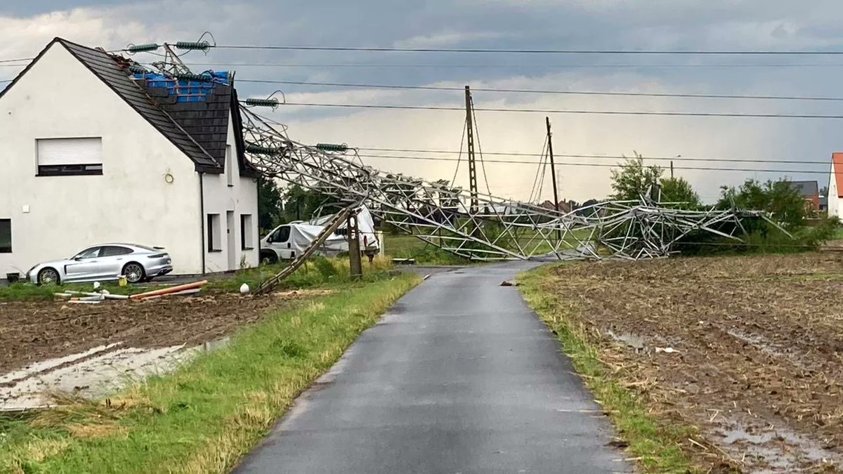 mikki_streams's tweet photo. The Netherlands: Makes joke about the weather alert. Code orange is for football!
Belgium: Tell that to the 5 Electricity pylons that went down...
#codeoranje #noodweer https://t.co/oLDIKU5Ki4