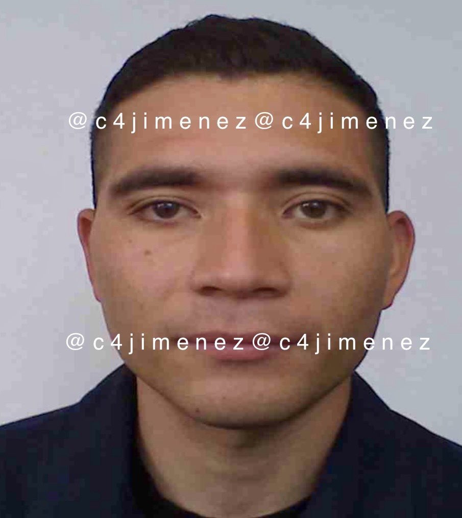 Re_Villarreal's tweet photo. Jorge López Villegas sí era un policía en activo y tiene muchos videos masturbándose en el Metro de la Ciudad de México. El uniforme es real y todo lo que dijimos ayer se ha confirmado. ¿Van a seguir con su mismo comunicado @MetroCDMX? ¿@GobCDMX? https://t.co/lN8ldq0Pz5