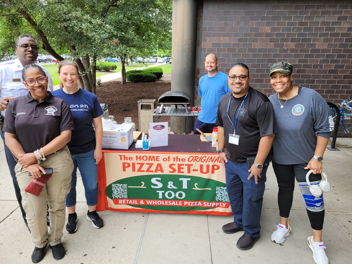 CPD124Academy's tweet photo. @tsgcpd had a long week rolling from Pride to Navy Pier fireworks &amp; then NASCAR which left us short on grocery and meal prep time. Thanks to S&amp;T Too  for coming to our rescue with their on site pizza making service. It was a delicious &amp; fun day! 😋 ❤️ 🍕 https://t.co/jQNv5381Ll