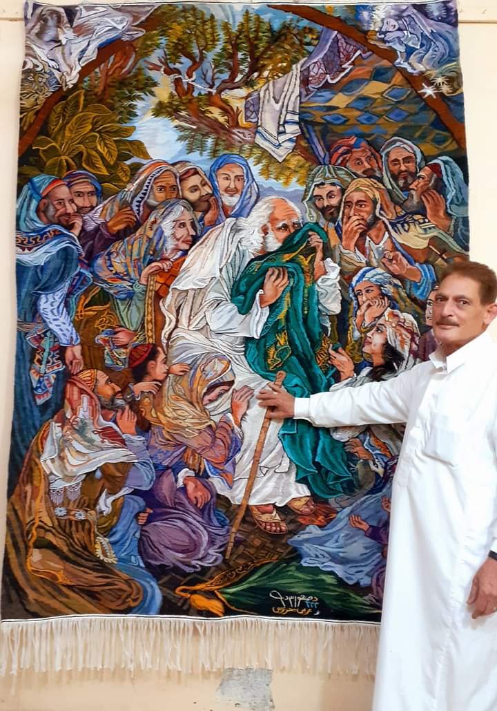 قميص يوسف .. 
تحفة فنية من السجاد البدوى للفنان عربى محروس الواقف جوار عمله الفنى البديع