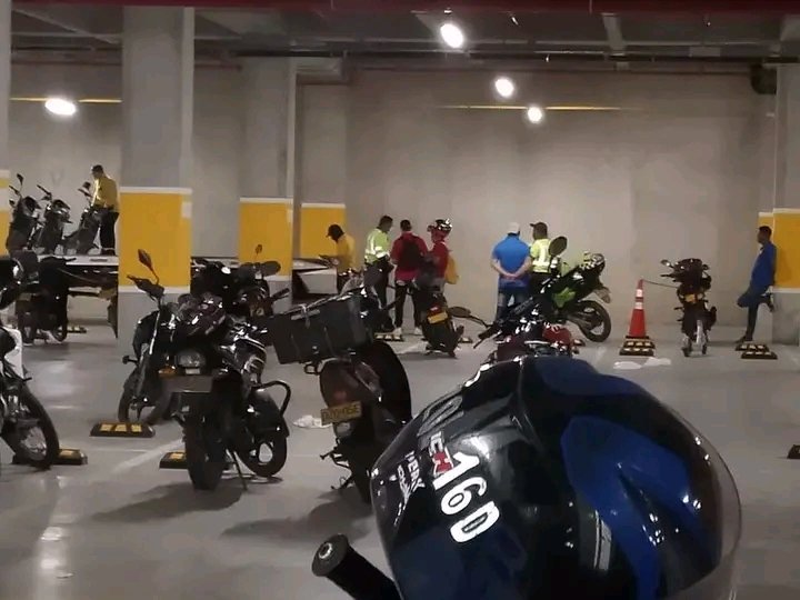 DESC2014's tweet photo. Policia inmoviliza motos  que estaban en el parqueadero del centro comercial Parque Allegra
Si asi como ahora  se meten  a los parqueaderos de los centros comerciales a buscar motos sin papeles se metieran donde estan los delincuentes,  la ciudad estaria mejor https://t.co/WkHAuVC7l9