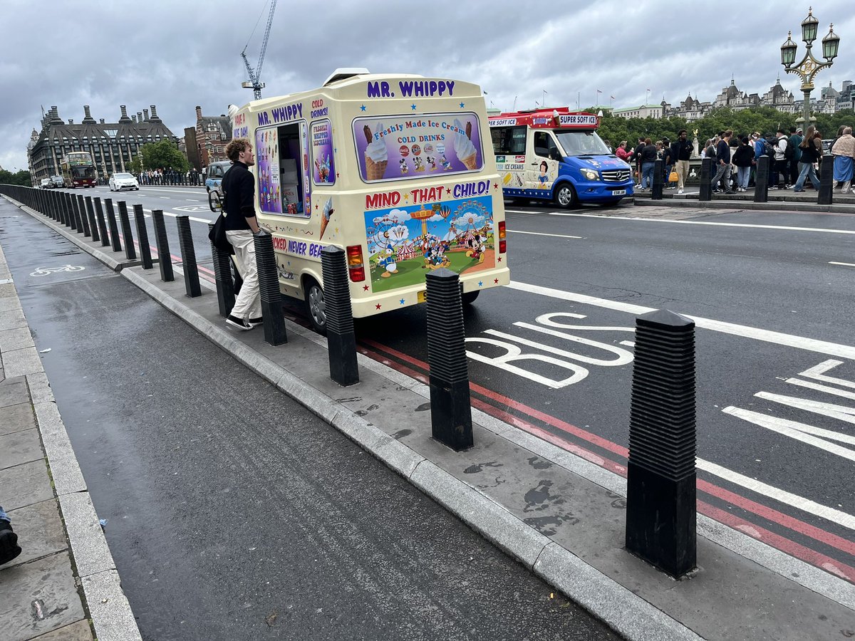 ToThink's tweet photo. @YvetteCooperMP demonstrating a shift - these vans in sight of Westminster have continually flouted the law for years - they have been reported almost weekly.  Children and tourists have been seen nearly crushed - no action taken so far.  I have every hope you can resolve. https://t.co/ZlTAmJVuTj