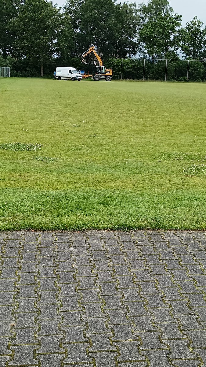 DOS37's tweet photo. 2 weken geleden is de aanleg van ons nieuwe kunstgrasveld van start gegaan

De eerste stap in het proces was het verwijderen van de oude grasmat en het voorbereiden van de ondergrond. Hier zijn ze afgelopen weken mee bezig geweest. Op naar de volgende stap. https://t.co/A8k1gh9Swh