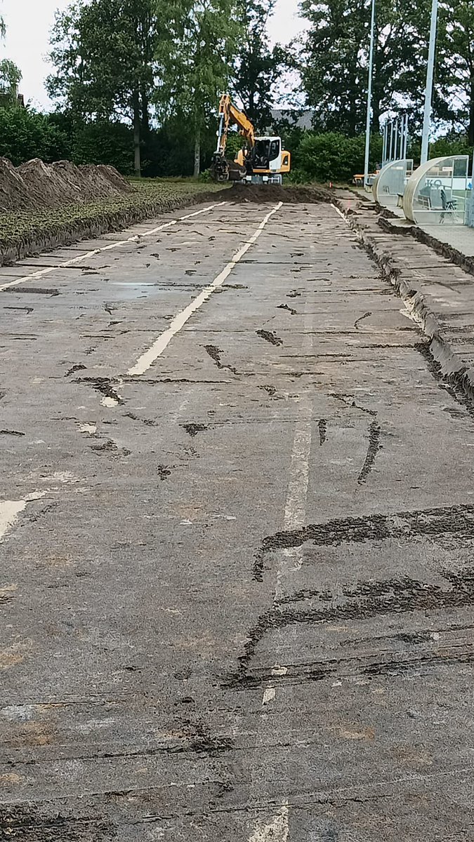 DOS37's tweet photo. 2 weken geleden is de aanleg van ons nieuwe kunstgrasveld van start gegaan

De eerste stap in het proces was het verwijderen van de oude grasmat en het voorbereiden van de ondergrond. Hier zijn ze afgelopen weken mee bezig geweest. Op naar de volgende stap. https://t.co/A8k1gh9Swh