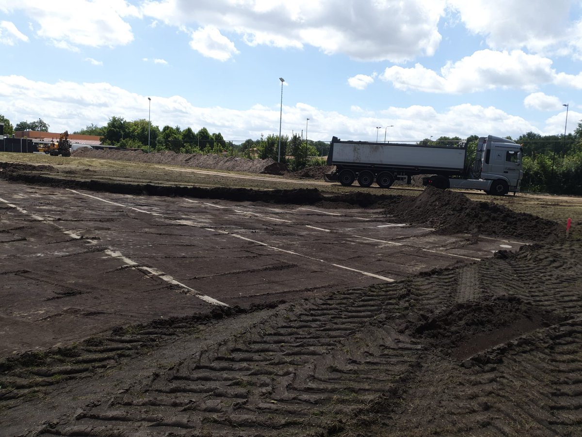 DOS37's tweet photo. 2 weken geleden is de aanleg van ons nieuwe kunstgrasveld van start gegaan

De eerste stap in het proces was het verwijderen van de oude grasmat en het voorbereiden van de ondergrond. Hier zijn ze afgelopen weken mee bezig geweest. Op naar de volgende stap. https://t.co/A8k1gh9Swh