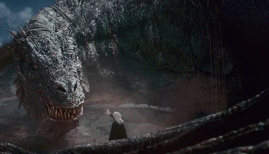 Senin silah arkadaşların sana hakkını helal etmeyerek öldüler! Sen silah arkadaşlarının bedduasını alan bir ejderhasın!