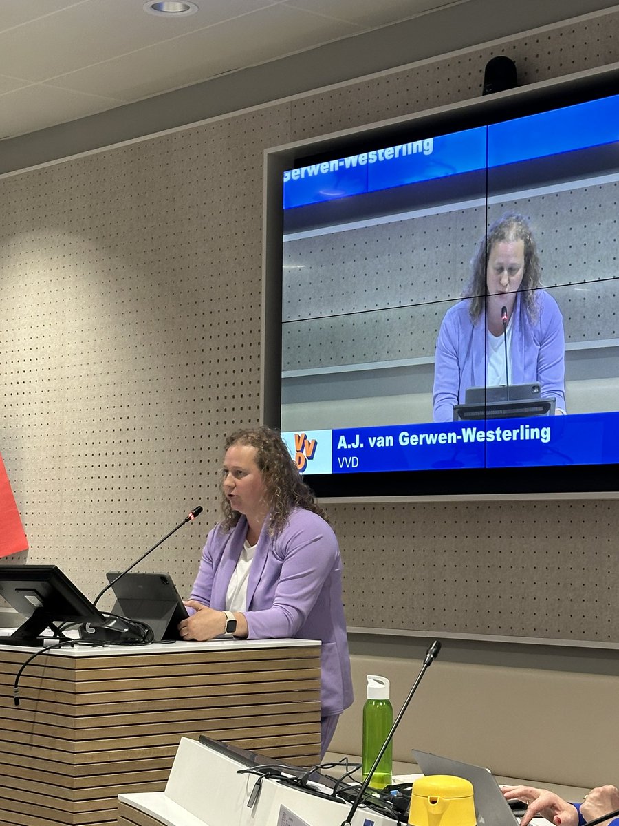 VVDZuidplas's tweet photo. Annika van Gerwen houdt een betoog bij de zomernota. Zonder knaken geen taken. Geen ROL. Doorstroming woningmarkt regelen. En ga aan de slag met het ravijnjaar! https://t.co/5lKE8kYWFn