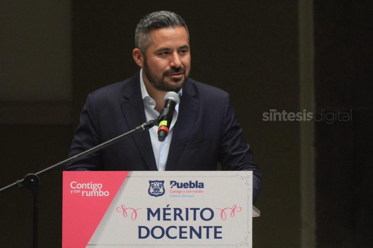 sintesisweb's tweet photo. #Ayuntamiento 📜|| El presidente municipal de Puebla, @adandominguez   realizó la entrega de reconocimientos al Mérito Docente 
por la destacada labor a la trayectoria en materia de educación a maestras y maestros del municipio.

@FotoSintesisVH 📸 https://t.co/UIVxgasQbz