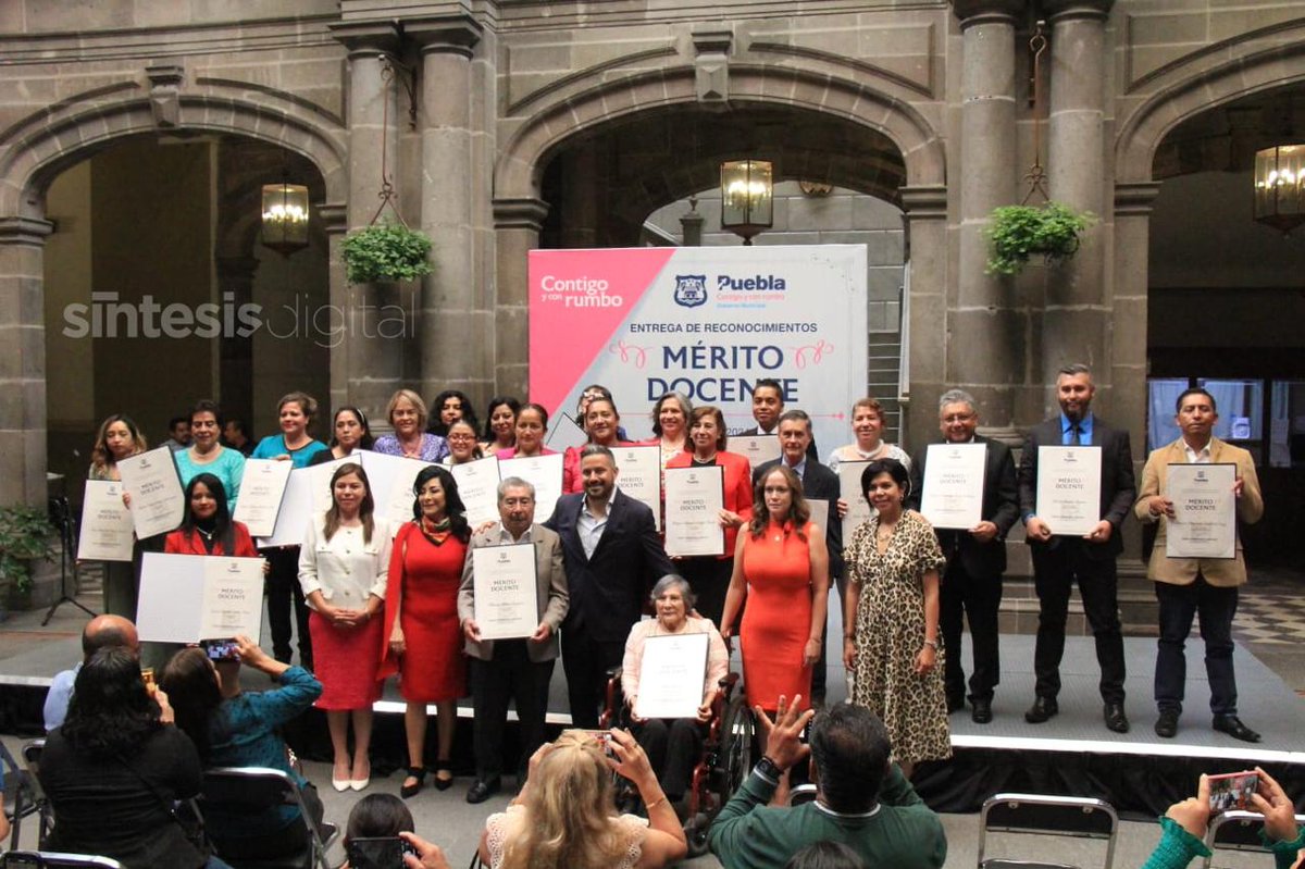 sintesisweb's tweet photo. #Ayuntamiento 📜|| El presidente municipal de Puebla, @adandominguez   realizó la entrega de reconocimientos al Mérito Docente 
por la destacada labor a la trayectoria en materia de educación a maestras y maestros del municipio.

@FotoSintesisVH 📸 https://t.co/UIVxgasQbz