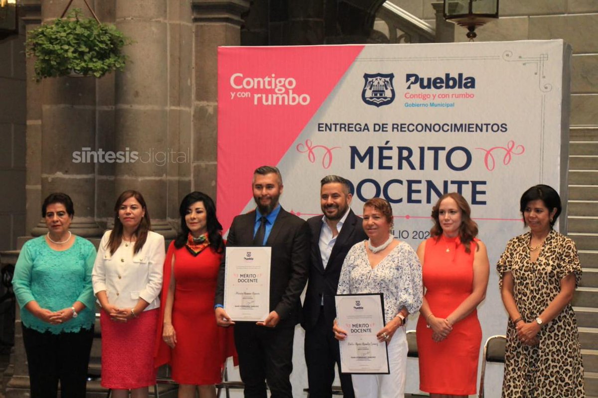 sintesisweb's tweet photo. #Ayuntamiento 📜|| El presidente municipal de Puebla, @adandominguez   realizó la entrega de reconocimientos al Mérito Docente 
por la destacada labor a la trayectoria en materia de educación a maestras y maestros del municipio.

@FotoSintesisVH 📸 https://t.co/UIVxgasQbz