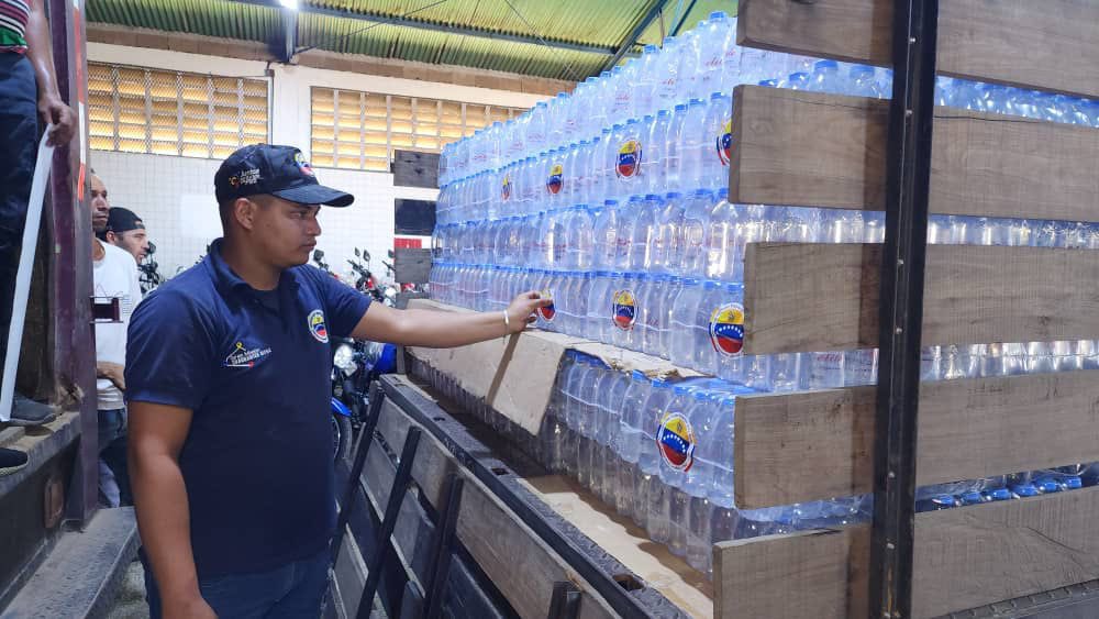 Activos y desplegados nuestros equipos quienes trabajan para brindar atención médica, así como el suministro de medicinas, alimentos e insumos para la población del municipio Montes del edo. Sucre

#VenezuelaEsPaz