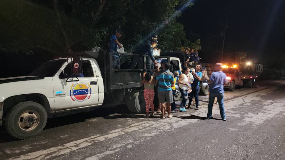 MijpVzla's tweet photo. Activos y desplegados nuestros equipos quienes trabajan para brindar atención médica, así como el suministro de medicinas, alimentos e insumos para la población del municipio Montes del edo. Sucre

#VenezuelaEsPaz https://t.co/eEtXHfwydR