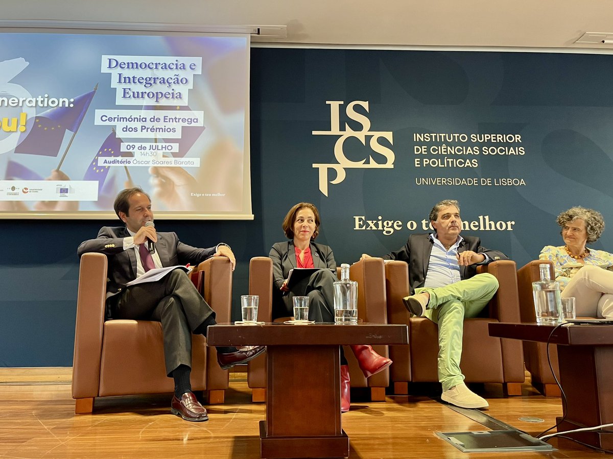 CE_PTrep's tweet photo. 👏Democracia e Integração Europeia foi o mote da 3ª edição do #NextGenerationYOU, iniciativa apoiada pela @CE_PTrep🇪🇺🇵🇹Durante 3 meses, alunos de 6 universidades debruçaram-se sobre temas prioritários para o futuro da Europa e apresentaram propostas inovadoras. #JuntosMaisFortes https://t.co/udej1IQ2Wk
