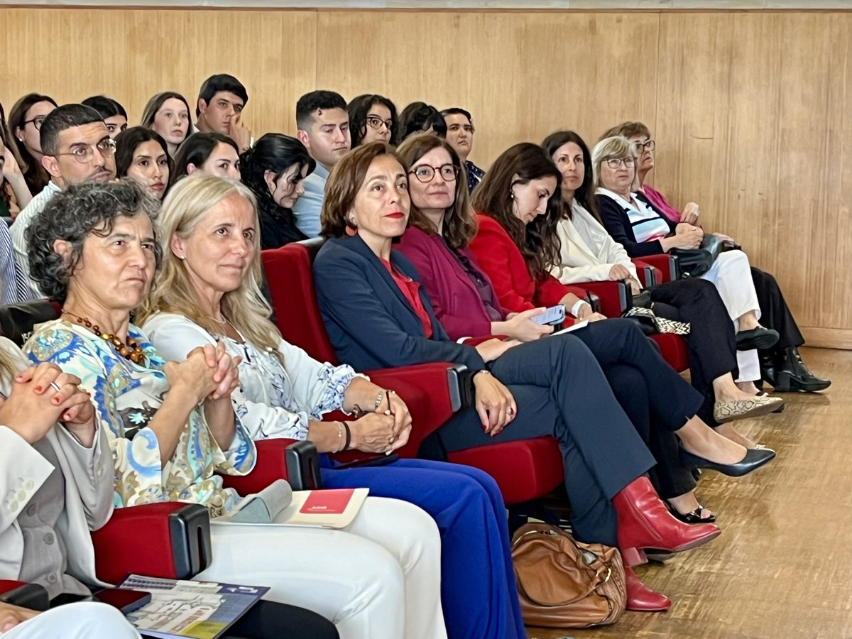 CE_PTrep's tweet photo. 👏Democracia e Integração Europeia foi o mote da 3ª edição do #NextGenerationYOU, iniciativa apoiada pela @CE_PTrep🇪🇺🇵🇹Durante 3 meses, alunos de 6 universidades debruçaram-se sobre temas prioritários para o futuro da Europa e apresentaram propostas inovadoras. #JuntosMaisFortes https://t.co/udej1IQ2Wk
