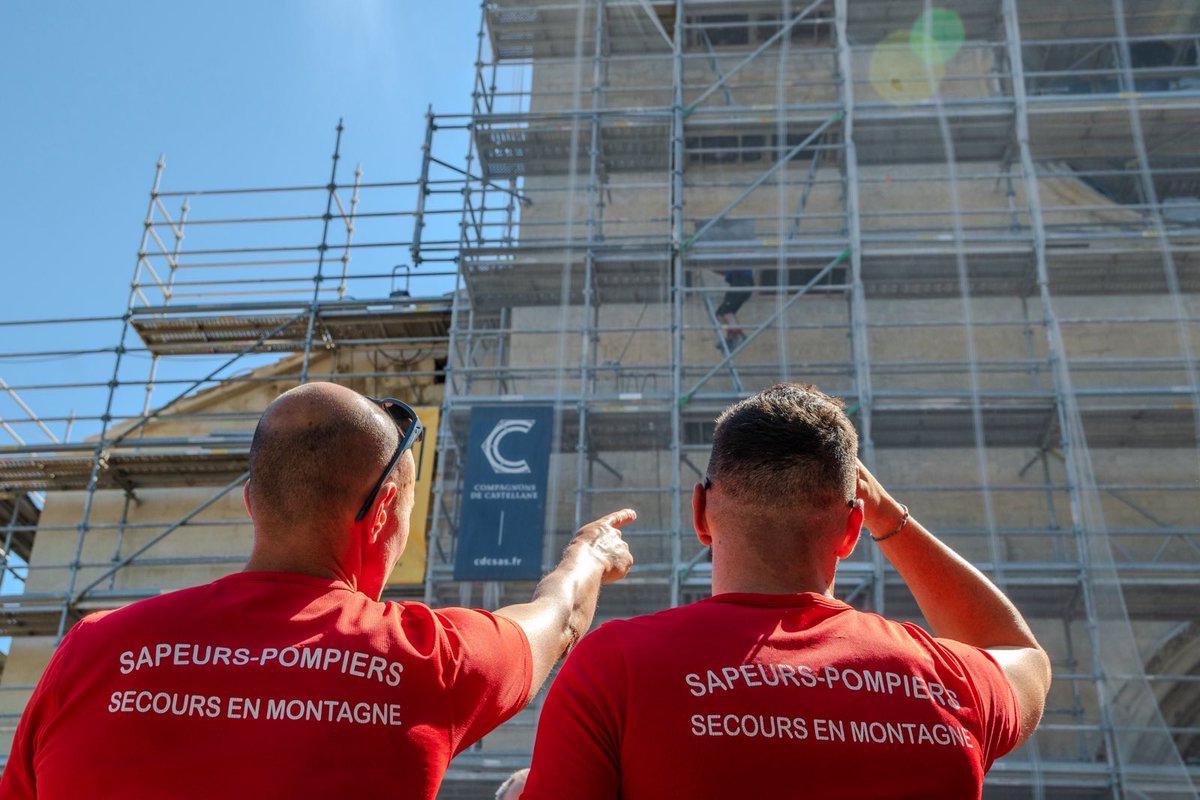 Pompiers04's tweet photo. #RetourSurInter 

10 @Pompiers04 épaulés par 3 personnels du #GSMSP04 sont intervenus ce matin à Forcalquier à la cathédrale Notre Dame du Bourguet pour un homme ayant fait un malaise à 18m de haut. 

✅ Prise en charge et évacuation à l’aide du #BEAL puis transfert vers un CH. https://t.co/DRICENrckK