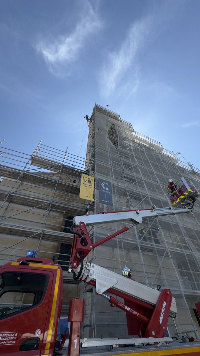 Pompiers04's tweet photo. #RetourSurInter 

10 @Pompiers04 épaulés par 3 personnels du #GSMSP04 sont intervenus ce matin à Forcalquier à la cathédrale Notre Dame du Bourguet pour un homme ayant fait un malaise à 18m de haut. 

✅ Prise en charge et évacuation à l’aide du #BEAL puis transfert vers un CH. https://t.co/DRICENrckK