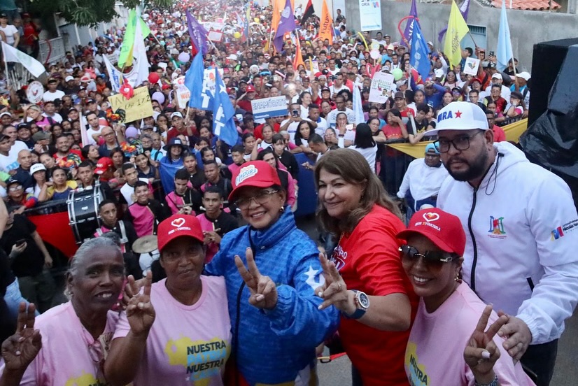 Mira_Venezuela's tweet photo. ¡MIRA! como el pueblo de Linares ayer, lleno las calles del municipio e impregnó de amor y alegría todo el estado Aragua.

Desde el Movimiento Integrador Revolucionario Antiimperialista (MIRA), te invitamos a votar por la tarjeta del @MSomosVen 
@delcyrodriguezv 
@NicolasMaduro https://t.co/YdnRlkmCn8