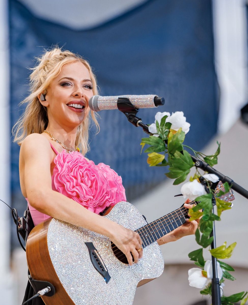 MacKenziePMusic's tweet photo. @CavendishFest I love you more than the lobster roll I’m about to devour!! And that’s a lot of love https://t.co/g3dRnUqlOi