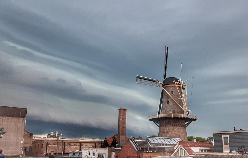 The #Squall line just before the #thunderstorm approaching our house and #windmill #Molen de Vrijheid (1785) in #Schiedam #Holland #TheNetherlands 
#Noodweer #CodeOranje