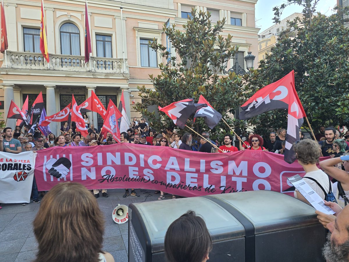 CNT_Villaverde's tweet photo. En Vallecas en solidaridad con las @6delaSuiza de @XixonCnt.
Muchas gracias a la gente de Vallekas por todo https://t.co/Xn5UUOWLQ8