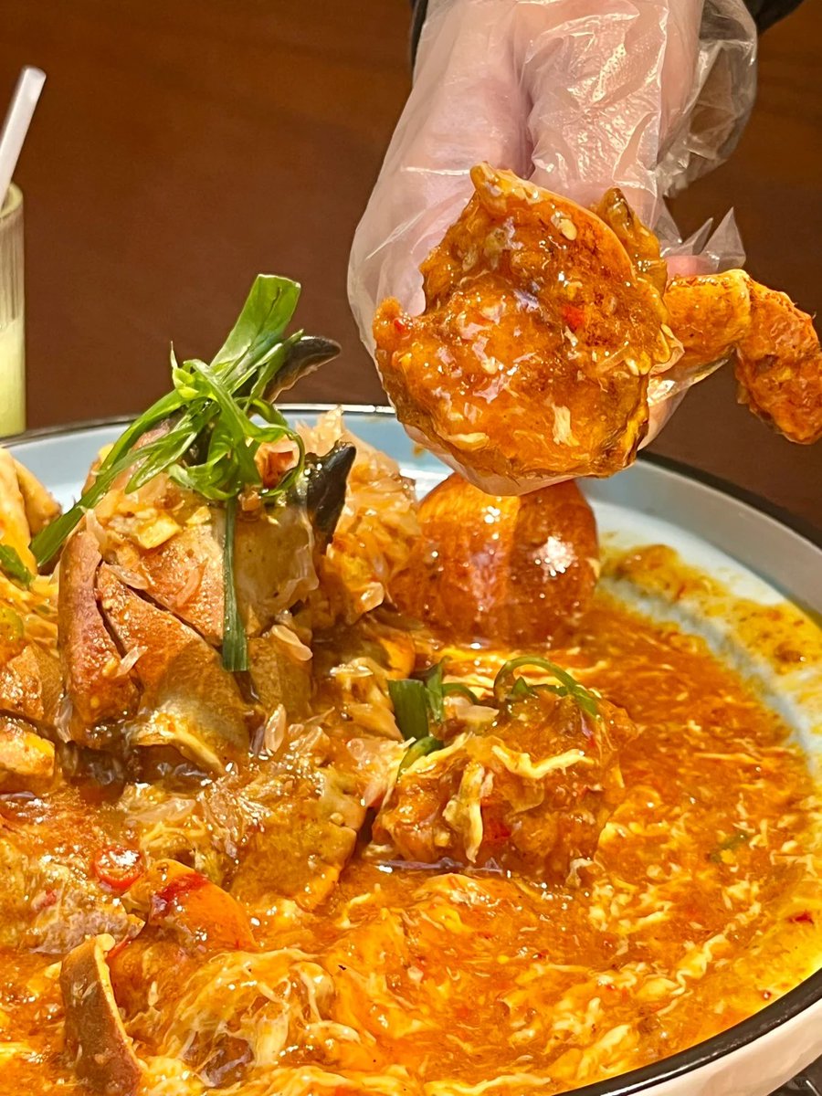 kfadhil52's tweet photo. Dinner time at YiQi Pan Asian Cuisine. If you don't know what you want to eat for dinner. just take a look at china town in London. https://t.co/ZPzlXGl7Zg