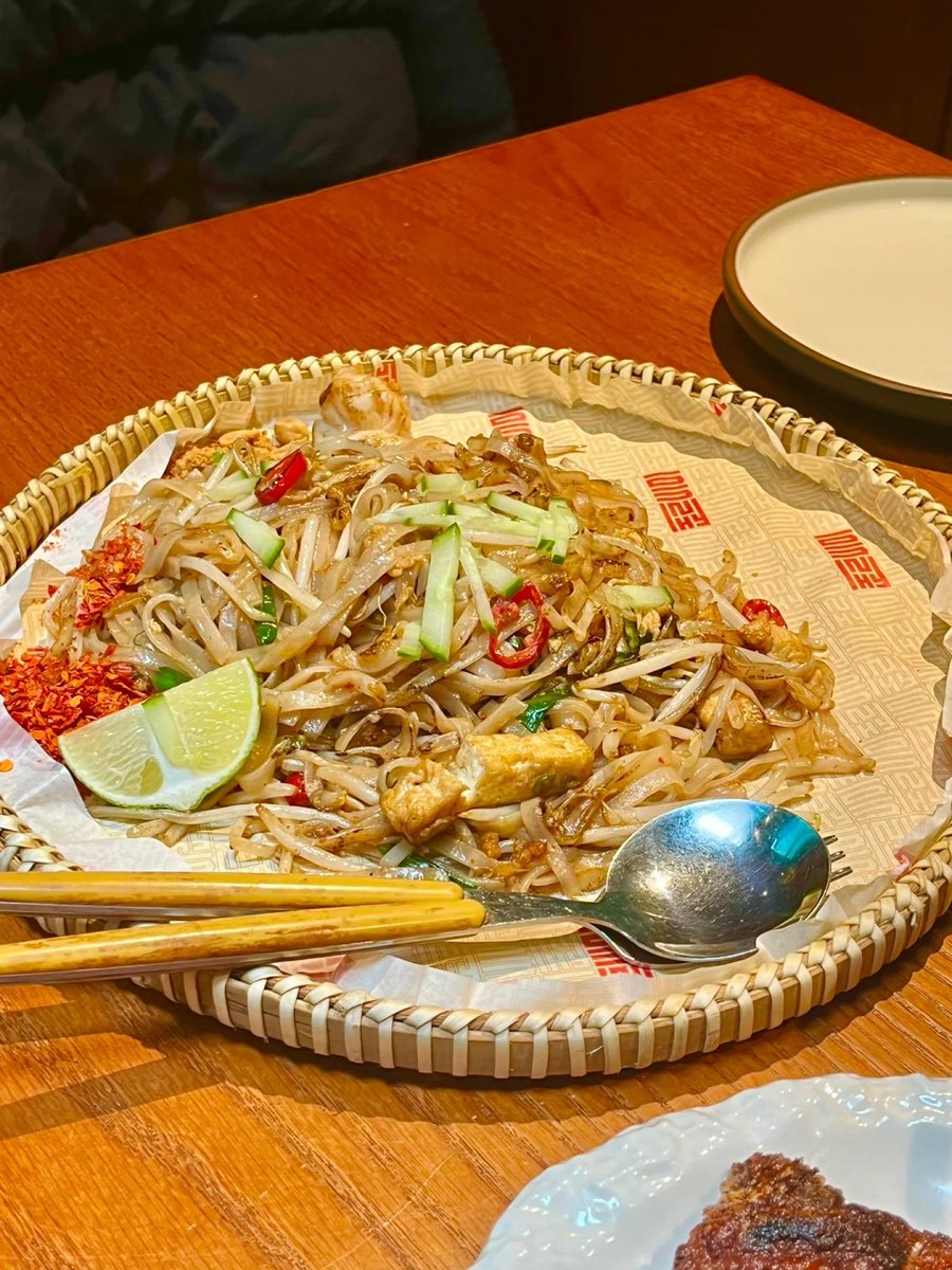 kfadhil52's tweet photo. Dinner time at YiQi Pan Asian Cuisine. If you don't know what you want to eat for dinner. just take a look at china town in London. https://t.co/ZPzlXGl7Zg