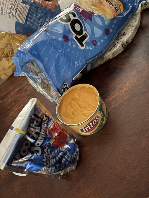 my food for the next days since there&rsquo;s no power and nothing is open https://t.co/mLXgXpeFC1