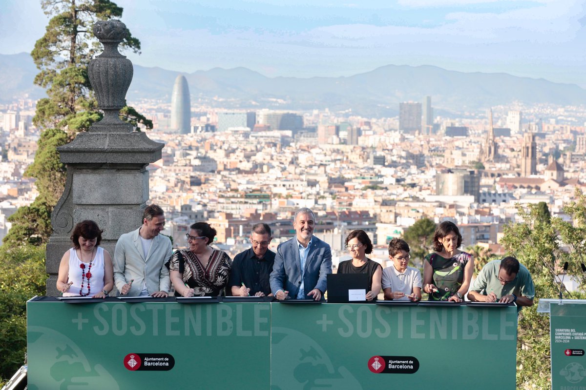 BCN_EspaiPublic's tweet photo. 🌍 Barcelona, ciutat compromesa amb la sostenibilitat

✍️ Signem el Compromís Ciutadà per una Barcelona + Sostenible 2024-2034 amb escoles, empreses, organitzacions i veïns i veïnes que formen part de la Xarxa #BCNSostenible

Tu també t'hi pots sumar a https://t.co/76xU1YdMvx https://t.co/sLIJjWOkaZ