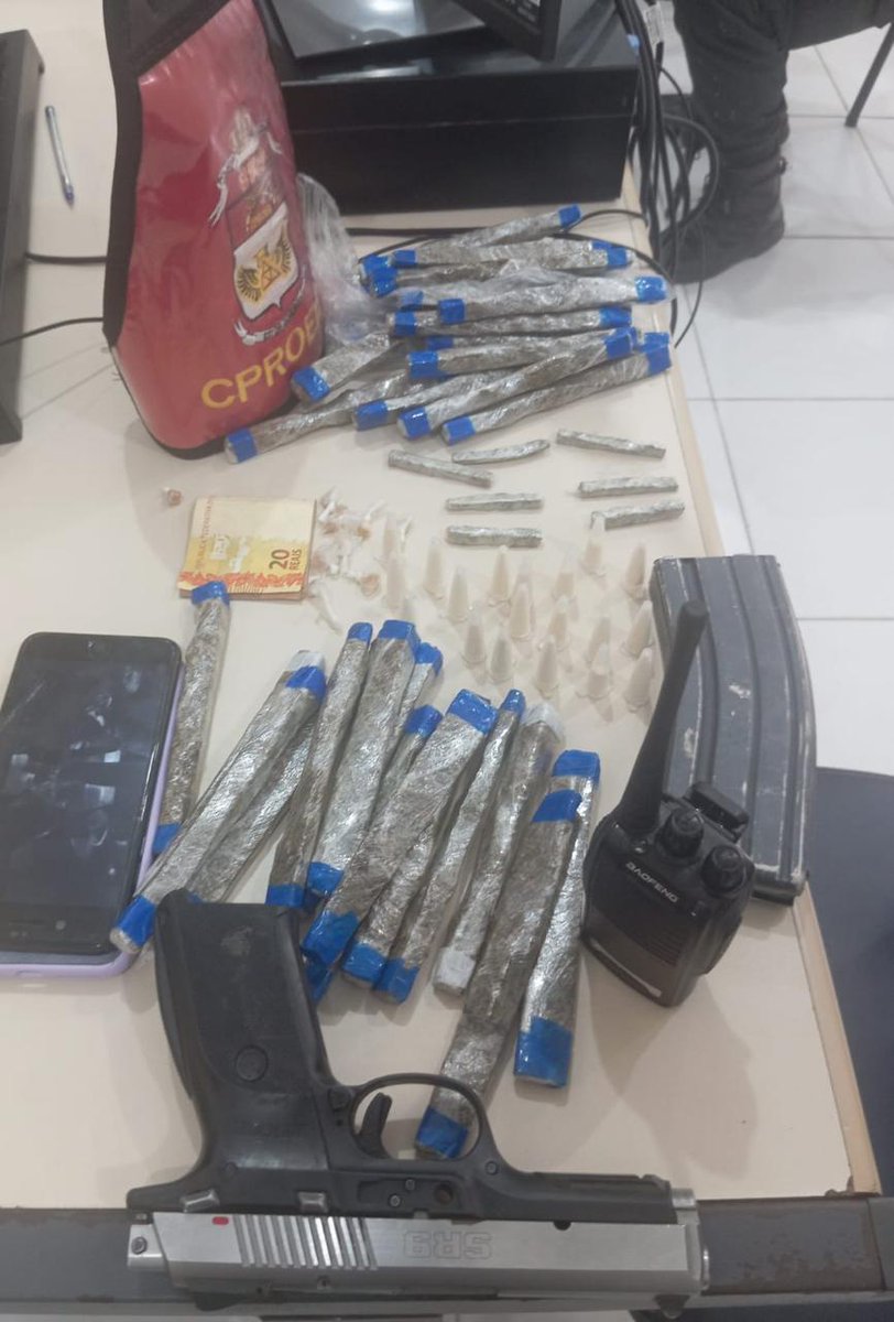 PMERJ's tweet photo. Agentes do #PROEIS de Saquarema, no bairro da Raia, apreenderam um menor, nesta terça-feira, em posse de 21 tabletes de maconha, 10 pinos de cocaína e 10 pedras de crack. Na mesma ação, policiais do #25BPM apreenderam 1 pistola, 20 tabletes de maconha e um carregador de fuzil. https://t.co/XKxZSEEka4