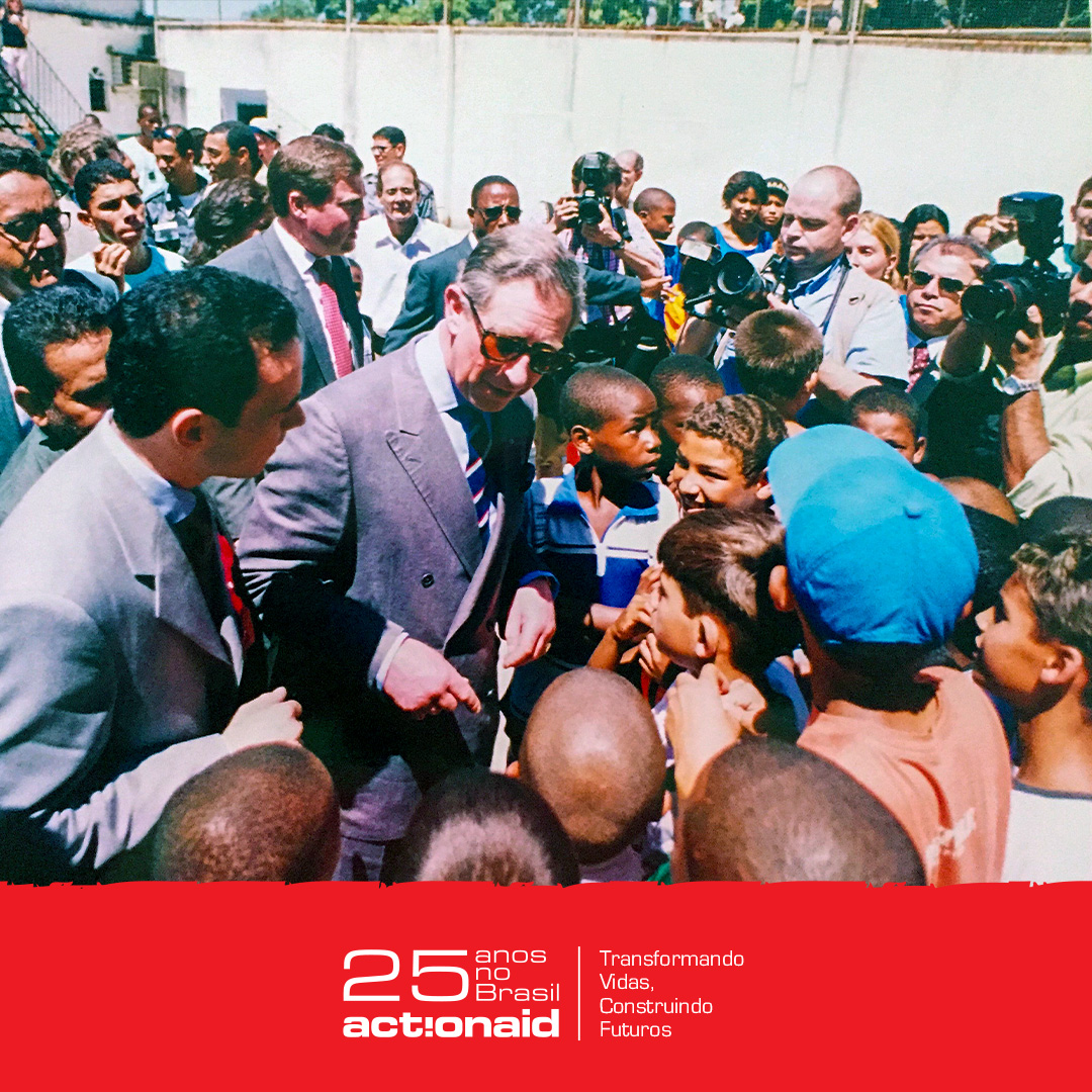 #ActionAid25Anos ⏪ Em 25 anos de atuação no Brasil, já recebemos algumas visitas internacionais. Uma delas foi o Príncipe - hoje Rei – Charles, que em 2001 conheceu a nossa parceira Casa da Cultura que se destacava nas ações pelos direitos das crianças em São João de Meriti.