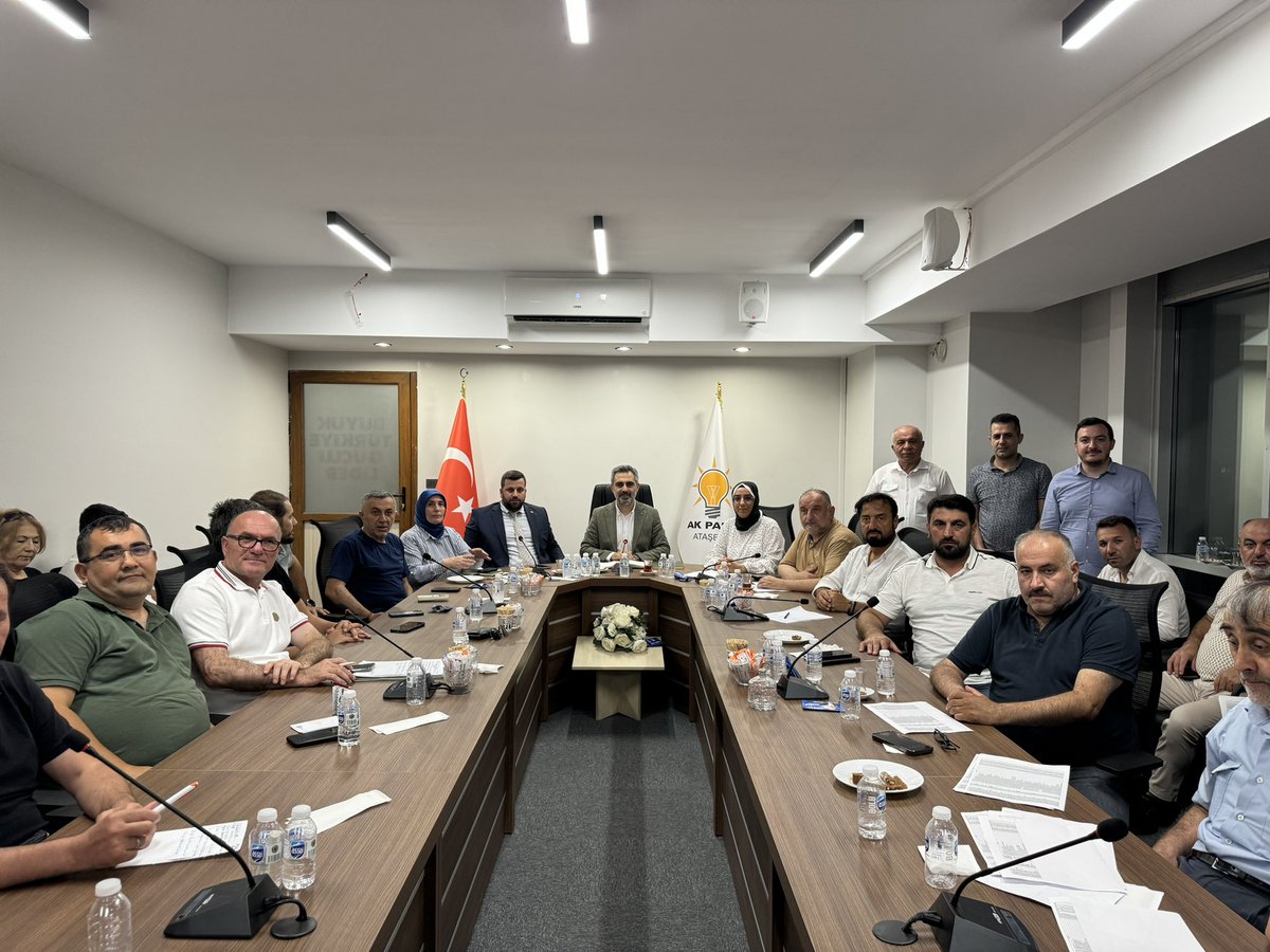 İlçe Yürütme&amp;Yönetim, Meclis Üyelerimiz ve Mahalle Başkanlarımız ile koordinasyon toplantımızı gerçekleştirdik.

Gerçekleştireceğimiz çalışmaları koordine ettik.

Teşkilatımızın tüm kademeleriyle, ilk günkü heyecanla ve aşkla Ataşehir’imiz için durmaksızın çalışacağız. 🇹🇷