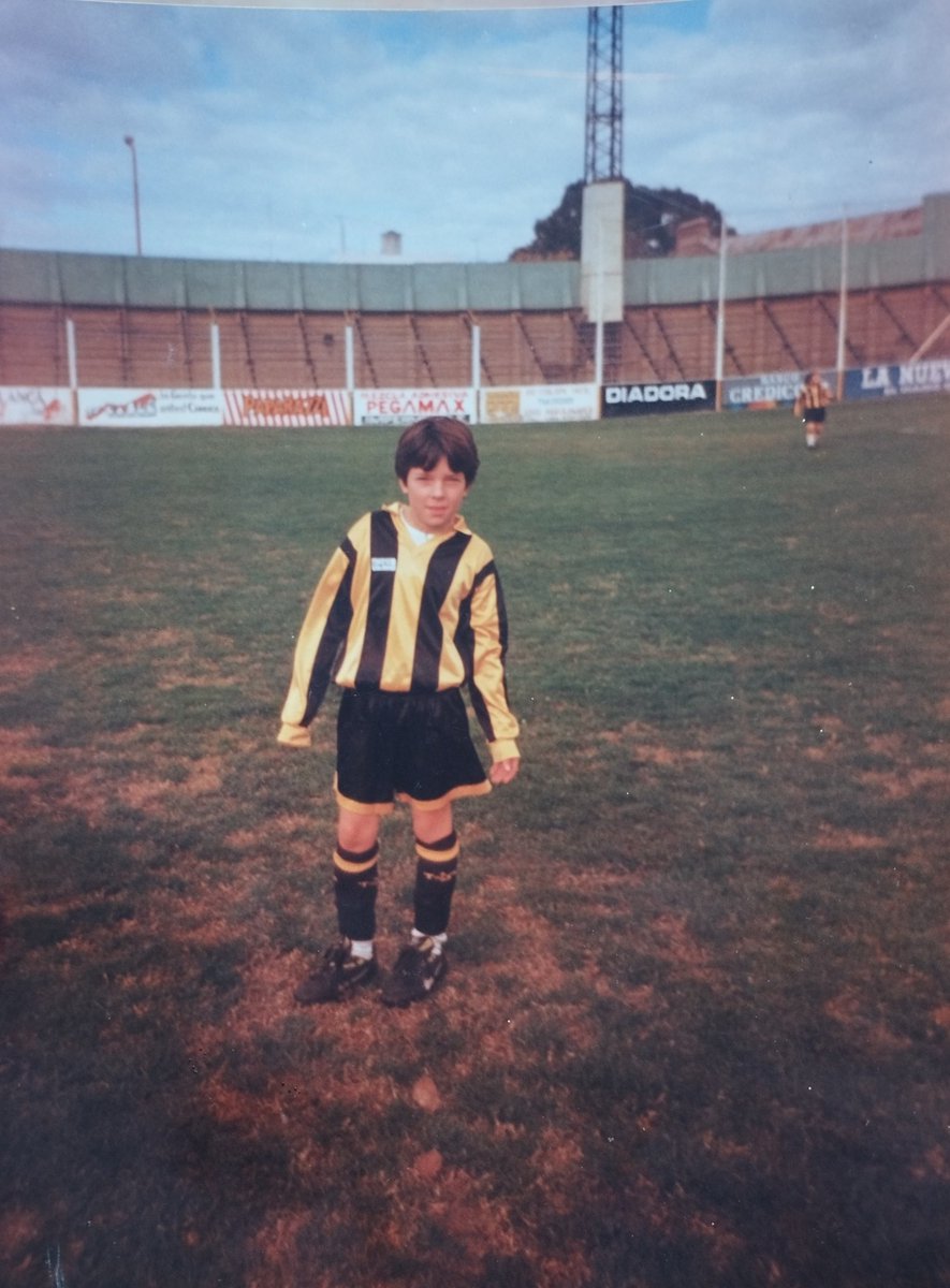 "Yo soy de Olimpo y nada más "
Si se ponen a pensar y recordar, pocos lugares son habituales a lo largo de la vida de uno . 
Uno es el Carminatti , algunos decimos como "Nuestra segunda casa"  me atrevo a corregir , a veces de la 1er casa nos mudamos . 
🖤💛