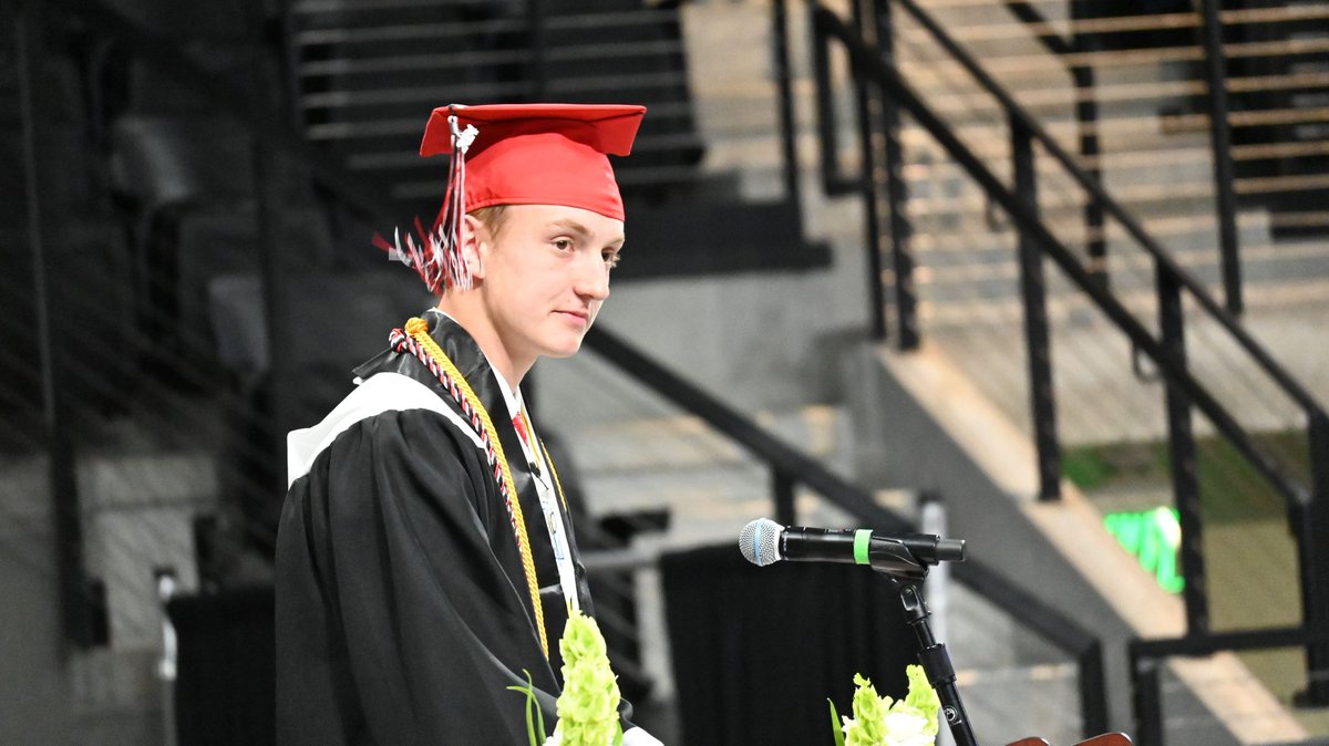 LucasWitte32's tweet photo. High School Graduation: wouldn't be worth it if I didn't get to speak... Valedictorian Baby!! https://t.co/gGCRnLDlKX