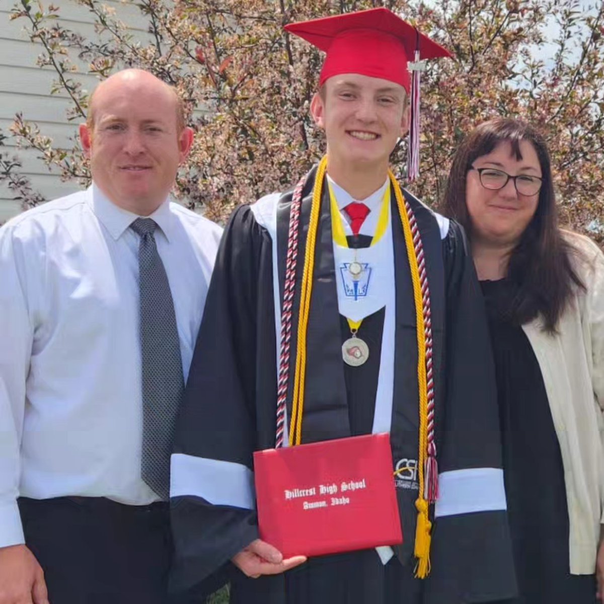LucasWitte32's tweet photo. High School Graduation: wouldn't be worth it if I didn't get to speak... Valedictorian Baby!! https://t.co/gGCRnLDlKX