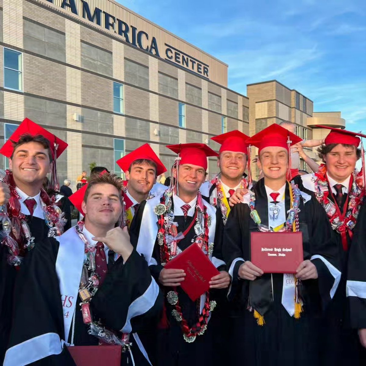 LucasWitte32's tweet photo. High School Graduation: wouldn't be worth it if I didn't get to speak... Valedictorian Baby!! https://t.co/gGCRnLDlKX