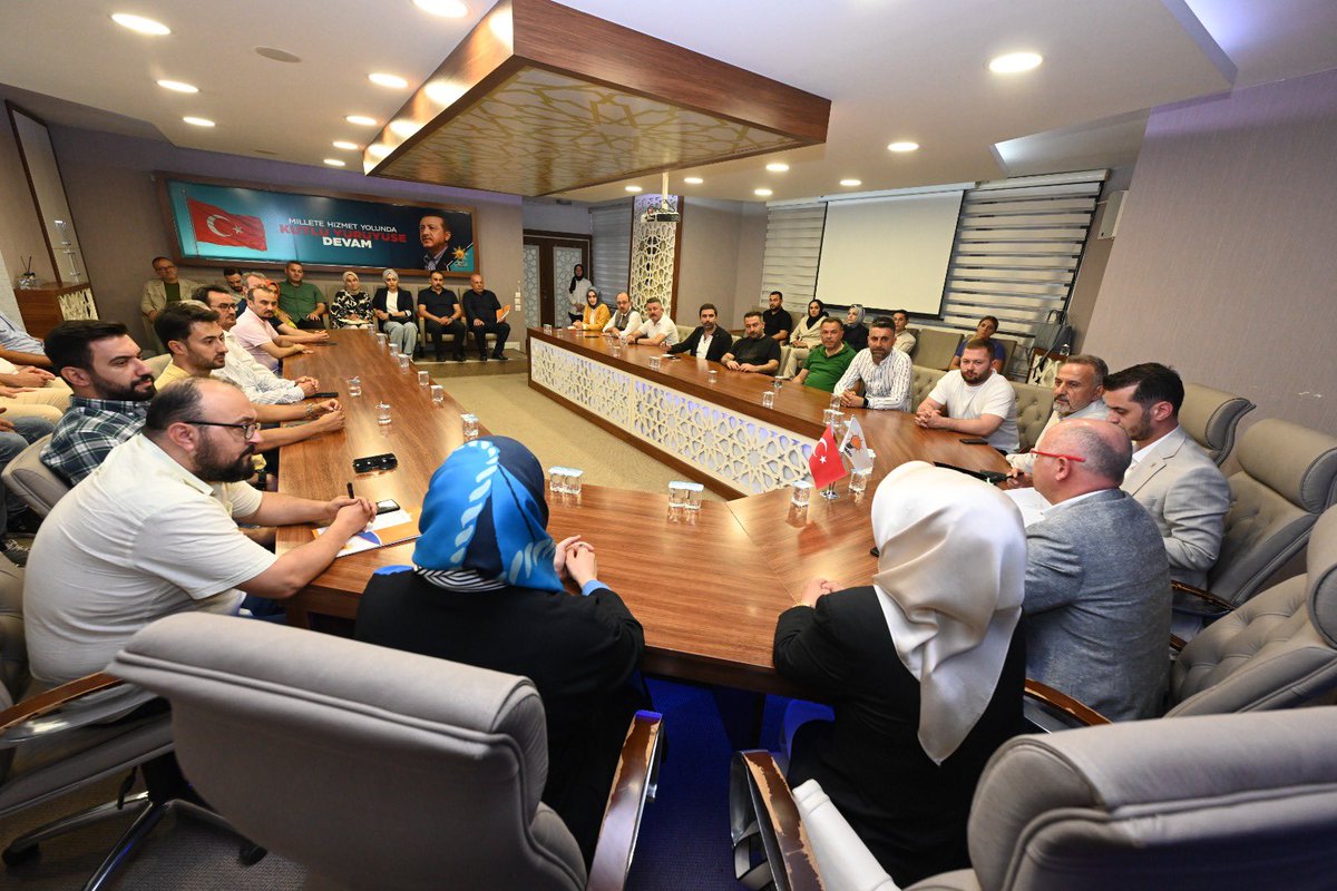 akpartiosmangaz's tweet photo. 📍AK Parti Osmangazi İlçe Başkanlığı 

Haftalık Yönetim Kurulu Toplantımızı İl Başkanımız Davut Gürkan Başkanlığında İlçe Yöneticilerimiz ve Belediye Meclis Üyelerimizin katılımlarıyla gerçekleştirdik.

Kıymetli başkanımıza toplantımıza teşriflerinden dolayı teşekkür ediyoruz.

@davutgurkan 
@kurtulus_adnan