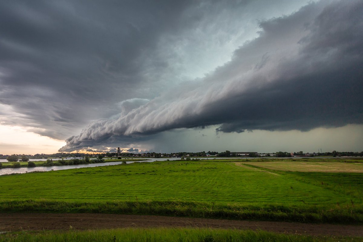 Deze avond tegenover Zaltbommel <a href="/BuienRadarNL/">Buienradar</a> @weermanreinier <a href="/helgavanleur/">Helga van Leur ☀</a> <a href="/NoodweerBenelux/">NoodweerBenelux</a> <a href="/weeronline/">Weeronline</a> <a href="/Weerplaza/">Weerplaza.nl</a> <a href="/ADnl/">AD.nl</a> <a href="/NOS/">NOS</a>