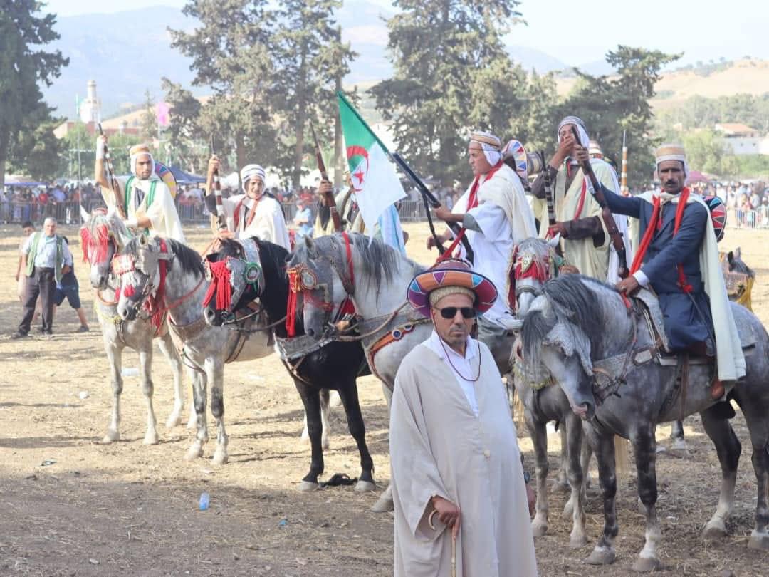WestAlgeria's tweet photo. 🇩🇿 WILAYA DE TIPAZA 🐴
Magnifiques photos d’une waada (fantasia) berbère des At Sidi Amar , tribu des Ichenwiyen (chenouis) 

L’art équestre amazigh zenete 🇩🇿 est inégalable ! 

(Plus de photos en dessous 👇🏻) https://t.co/jXR9WlbU5N