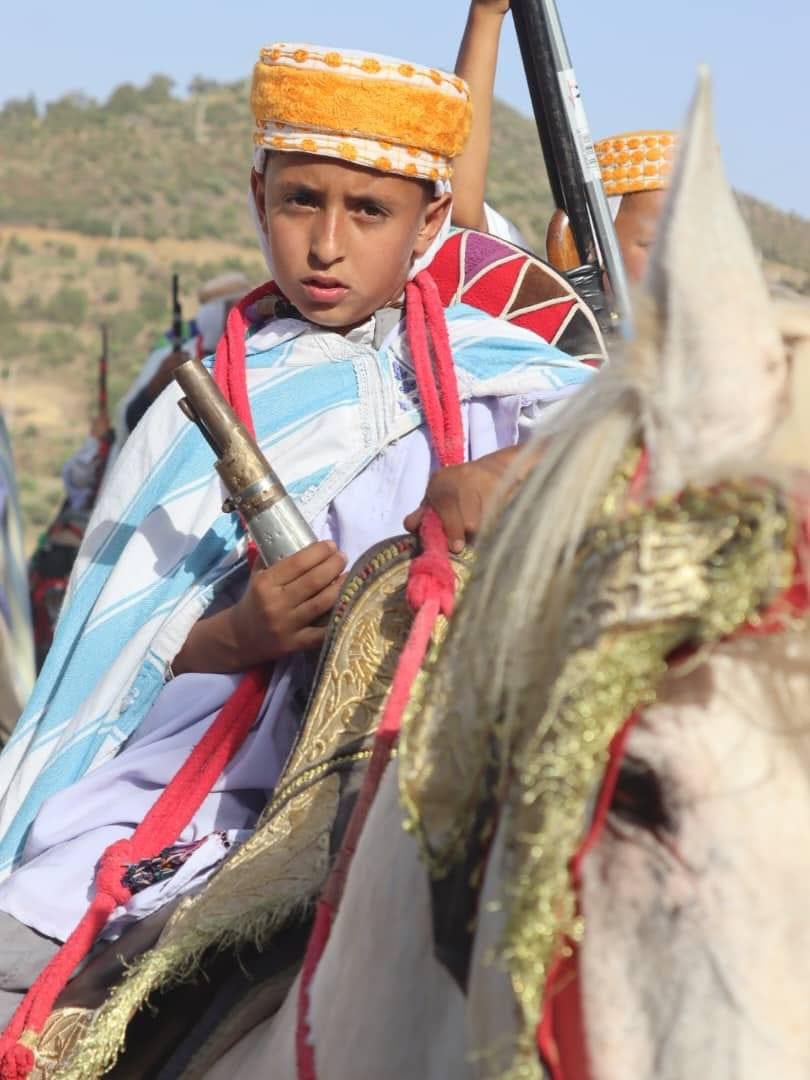 WestAlgeria's tweet photo. 🇩🇿 WILAYA DE TIPAZA 🐴
Magnifiques photos d’une waada (fantasia) berbère des At Sidi Amar , tribu des Ichenwiyen (chenouis) 

L’art équestre amazigh zenete 🇩🇿 est inégalable ! 

(Plus de photos en dessous 👇🏻) https://t.co/jXR9WlbU5N