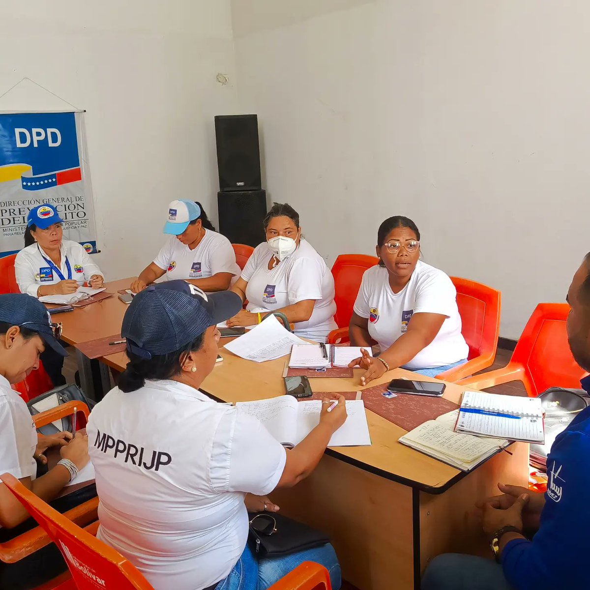 DPDBolivar_'s tweet photo. #08Julio || #DPDOficial || En el Municipio Angostura del Orinoco la Coordinación Regional realizó Mesa de Trabajo con el personal adscrito a la DPD Bolívar con el fin de revisar, socializar, planificar las acciones preventivas orientadas y se realizó entrega de nuevo uniforme. https://t.co/8hPh7G9sHc
