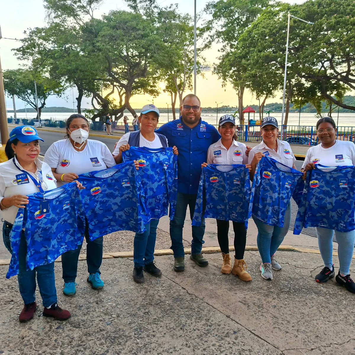 DPDBolivar_'s tweet photo. #08Julio || #DPDOficial || En el Municipio Angostura del Orinoco la Coordinación Regional realizó Mesa de Trabajo con el personal adscrito a la DPD Bolívar con el fin de revisar, socializar, planificar las acciones preventivas orientadas y se realizó entrega de nuevo uniforme. https://t.co/8hPh7G9sHc